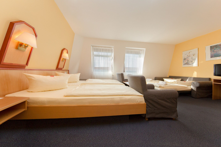 Bedroom 4, Montana Hotel Nürnberg-West, Fürth