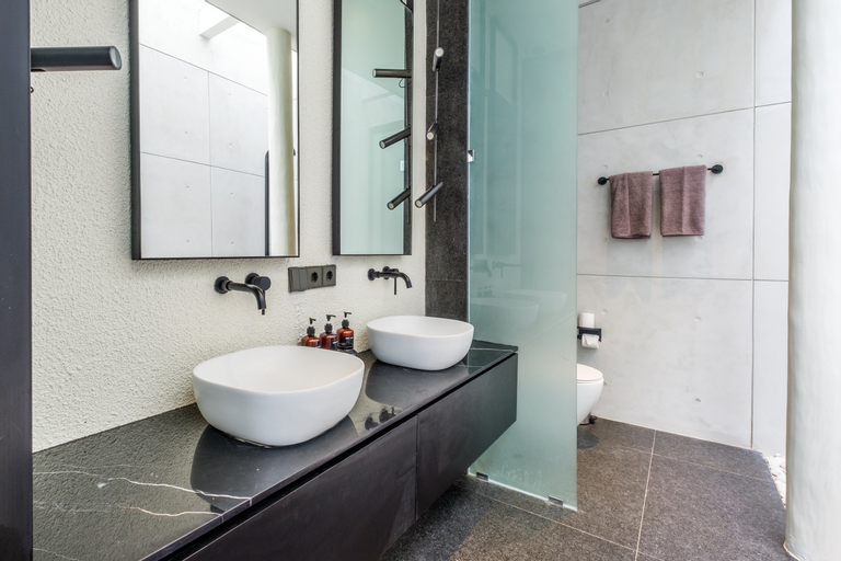 Bathroom 10