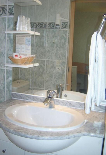 Bathroom 4, Le Gambetta, Hérault