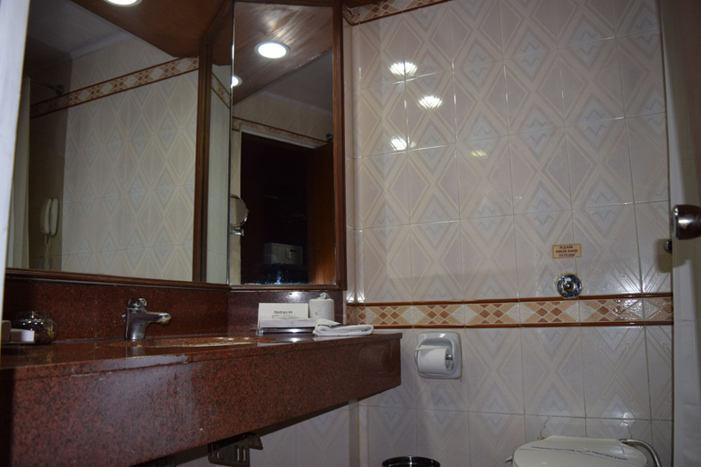Bathroom 4, Hotel Samrat, Delhi