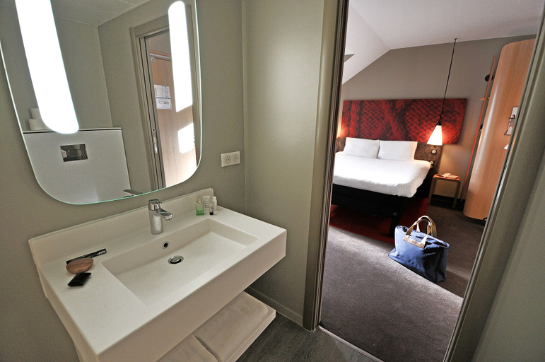 Bathroom 3, ibis Maisons Laffitte, Yvelines