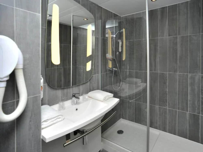 Bathroom 4, ibis Le Puy-en-Velay Centre, Haute-Loire