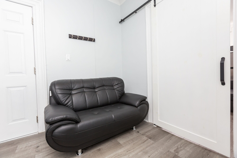 Others 5, Applewood Suites - The CasaDupont, Toronto