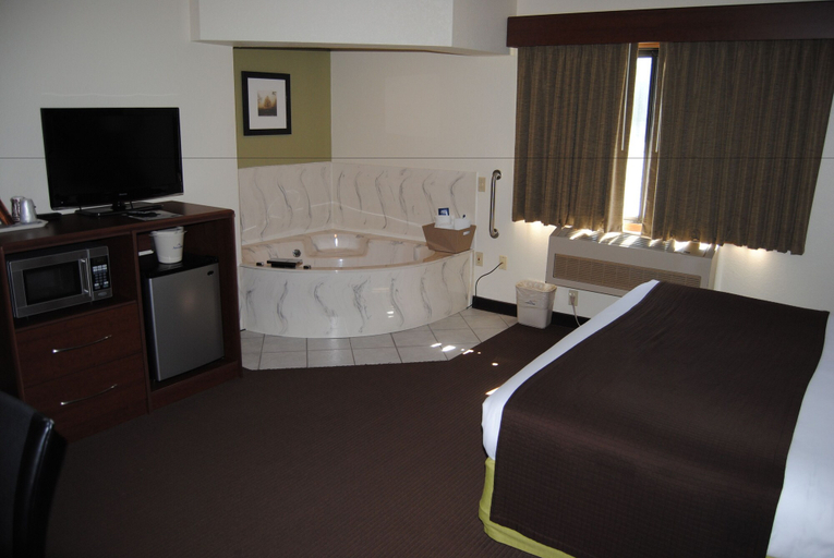 Bedroom 3, AmericInn by Wyndham Grand Rapids, Itasca