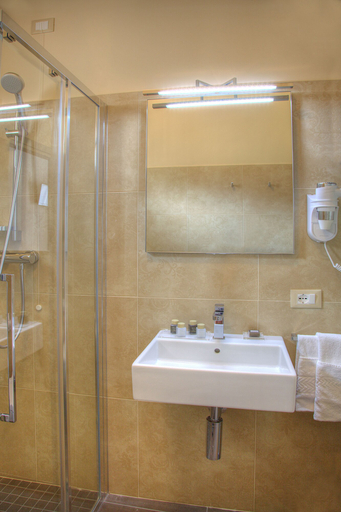 Bathroom 5, Hotel Helvetia, Venezia