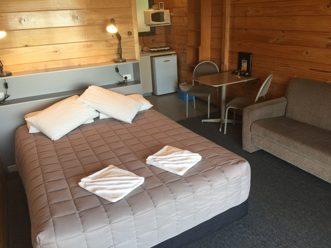 Bedroom 3, Greymouth Seaside TOP 10 Holiday Park, Grey