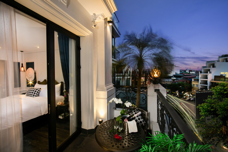 Exterior & Views 27