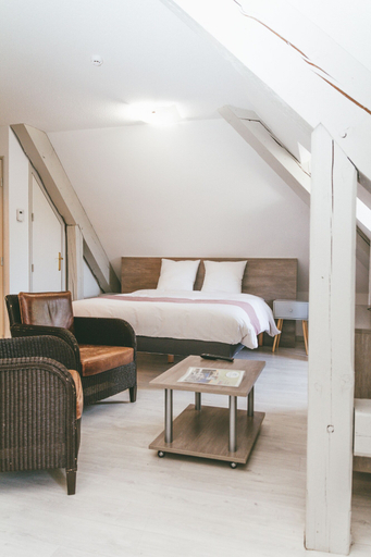 Bedroom 3, Terres de France - Appart'Hôtel Le Splendid, Isère