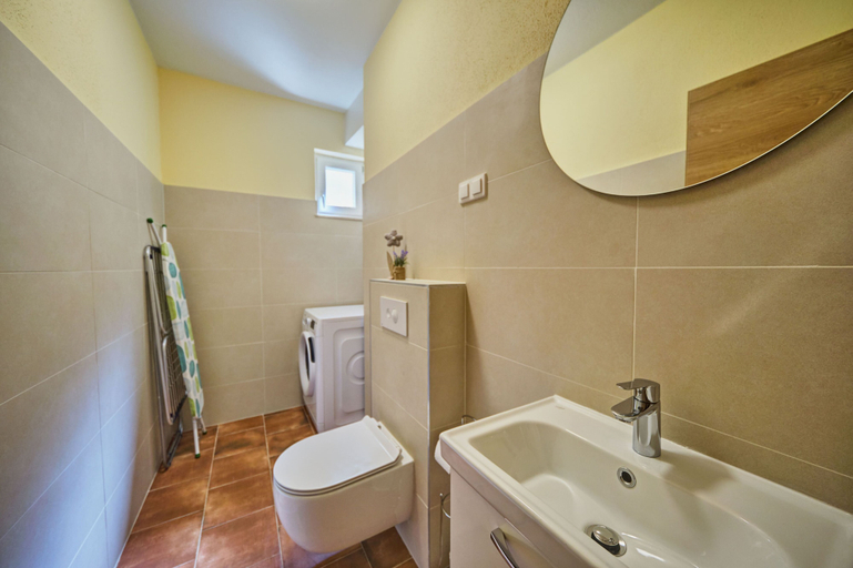 Bathroom 4, Anovi Holiday House by Litto, Okrug