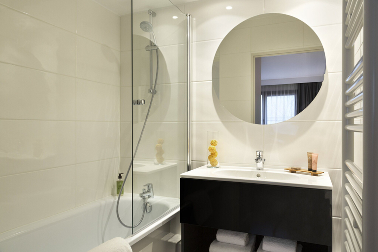Bathroom 5, Citadines Trocadéro Paris, Paris