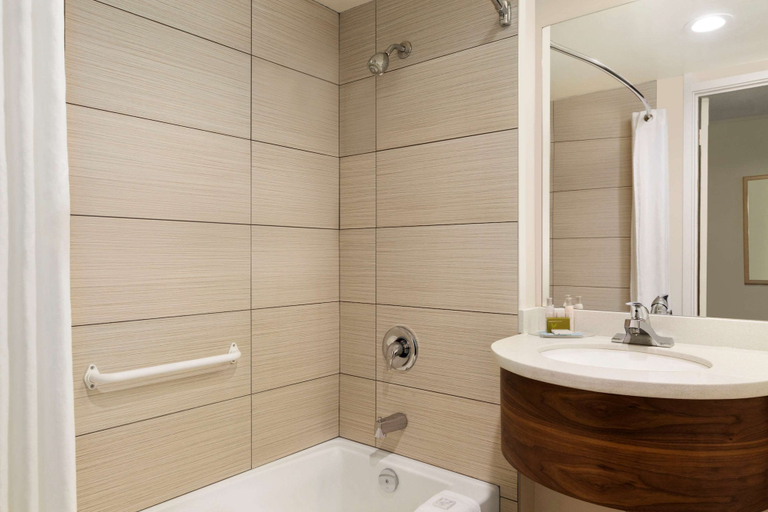 Bathroom 4, Days Inn by Wyndham Victoria Airport Sidney, Capital