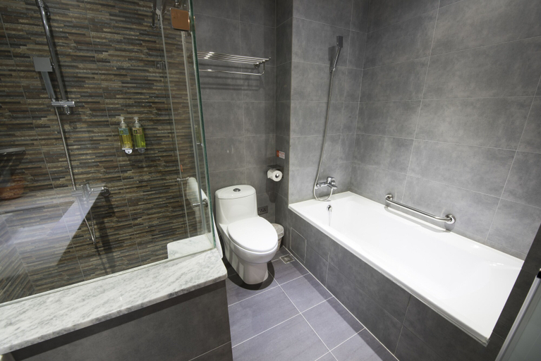 Bathroom 5, Legend Hotel Pier 2, Kaohsiung