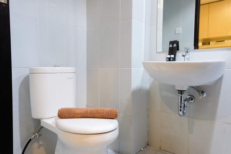 Bathroom 5, Cozy and Compact Casa De Parco Studio Apartment By Travelio, Tangerang