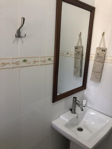 Bathroom 5, Green Turaco, Magharibi