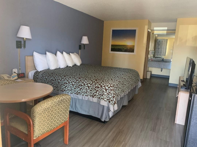 Bedroom 3, Days Inn by Wyndham Byron, Peach