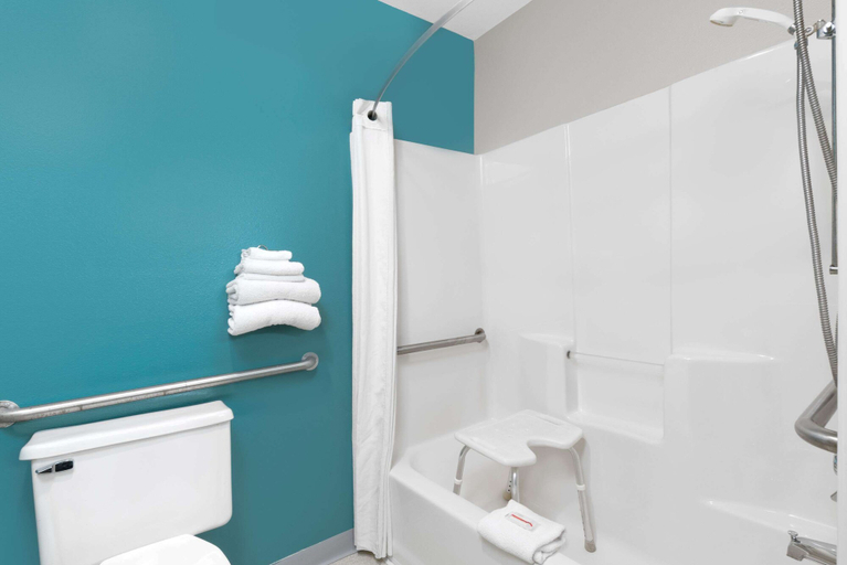 Bathroom 4, Super 8 by Wyndham Huron, Beadle