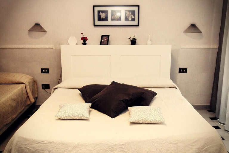 Bedroom 2, Hotel Luna Rossa, Napoli