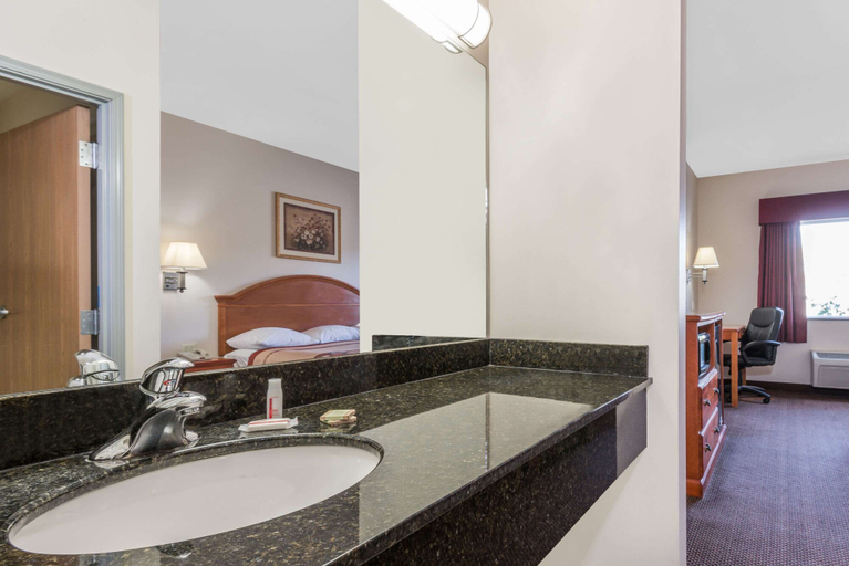 Bathroom 4, Super 8 by Wyndham Salina, Saline