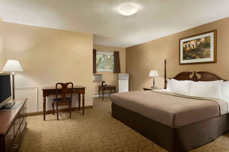 Bedroom 3, Travelodge by Wyndham Kenora, Kenora