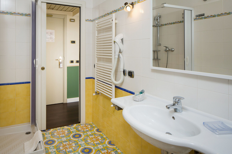 Bathroom 5, Grande Albergo Sestri Levante, Genova