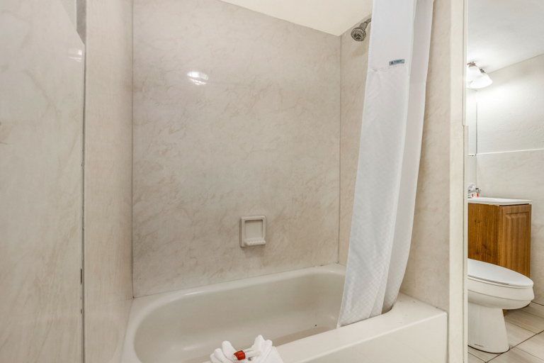 Bathroom 5, Ocean Reef Hotel, Broward