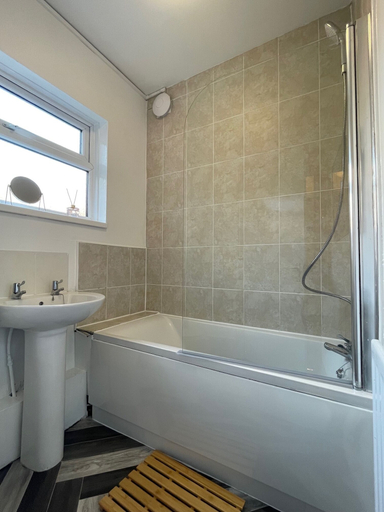 Bathroom, Lovely 2-bed Downstairs Apartment, Gateshead