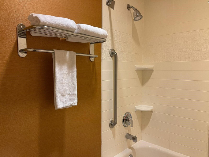 Bathroom 4, Baymont by Wyndham Chambersburg, Franklin