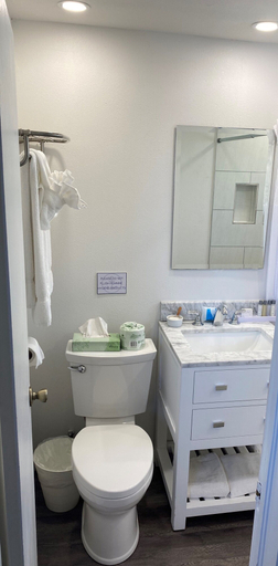 Bathroom 4, Drop Anchor, Monroe