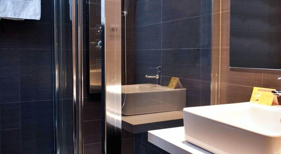 Bathroom 4, Hotel Universal, A Coruña