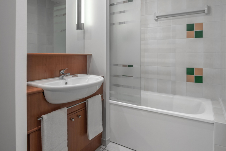 Bathroom 3, Citadines Montmartre Paris, Paris