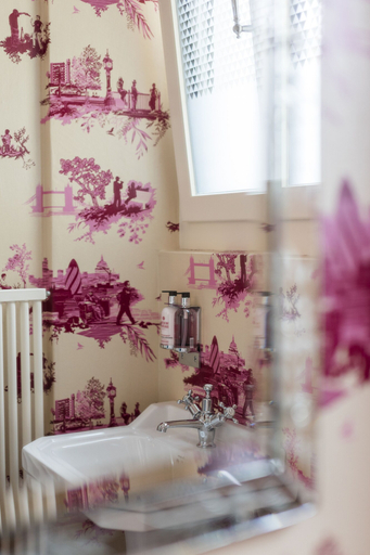 Bathroom 4, Hotel De Londres, Brig