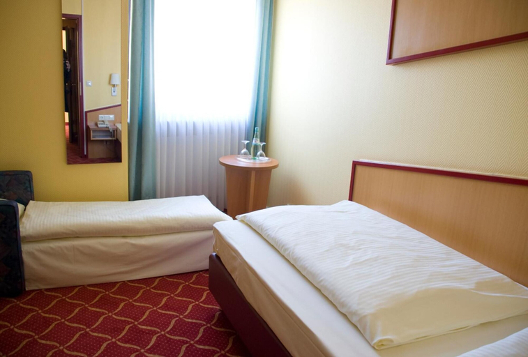 Bedroom 3, Montana Hotel Nürnberg-West, Fürth