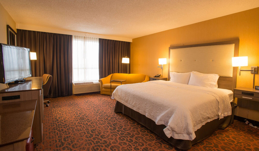 Bedroom 3, Hampton Inn by Hilton Toronto-Mississauga West, Peel
