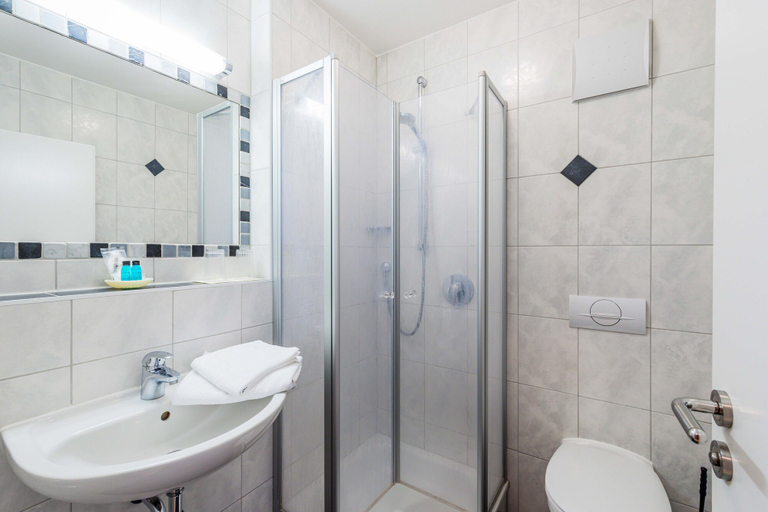 Bathroom 3, Gasthaus Ostermeier, Freising