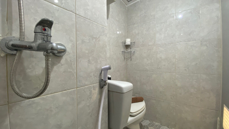 Bathroom 3, Comfortable And Simply Modern 2Br Apartment At The Jarrdin Cihampelas, Bandung