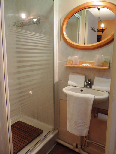 Bathroom 4, Hôtel Le Chantilly, Calvados