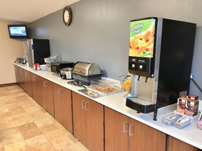 Food & Drinks 5, Super 8 by Wyndham Huron, Beadle