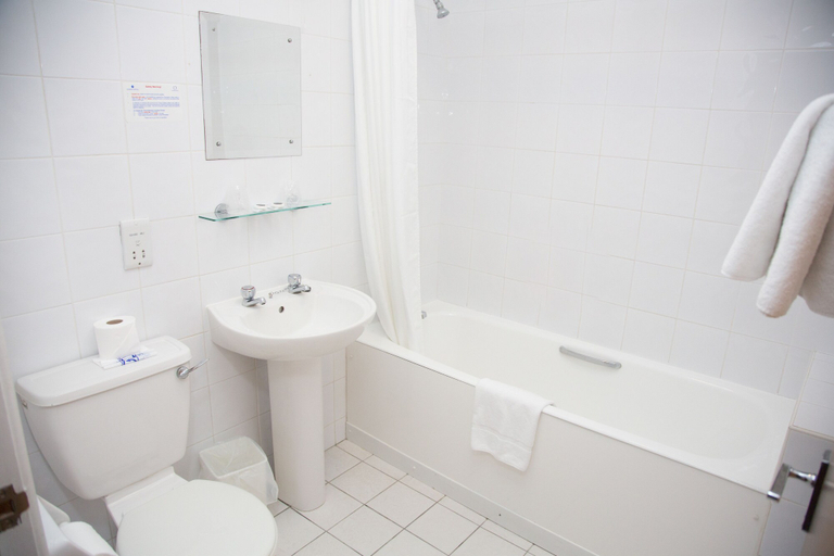 Bathroom 4, Cliffs Hotel - Blackpool, Blackpool