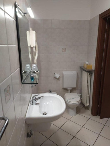 Bathroom 4, Hotel Baiardo, Novara