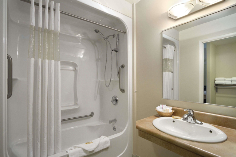 Bathroom 4, Days Inn by Wyndham Thunder Bay North, Thunder Bay