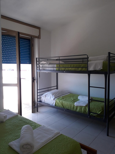 Bedroom 2, Pensione Nettuno, Salerno
