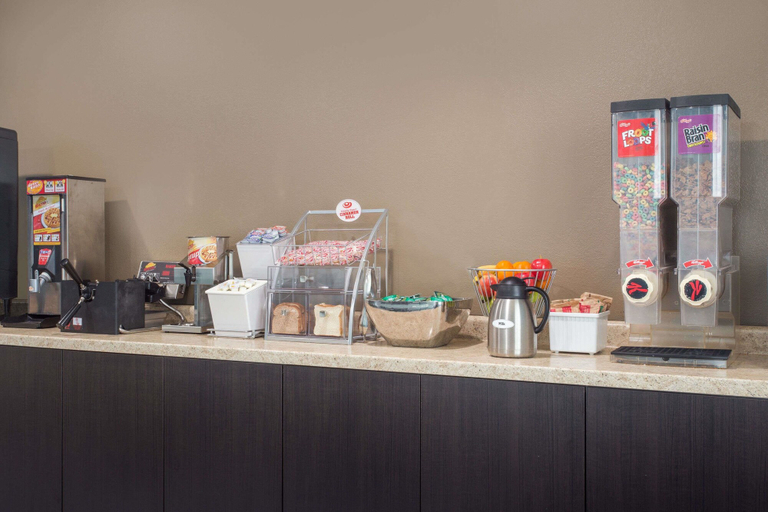 Food & Drinks 5, Super 8 by Wyndham Eau Claire I-94, Eau Claire