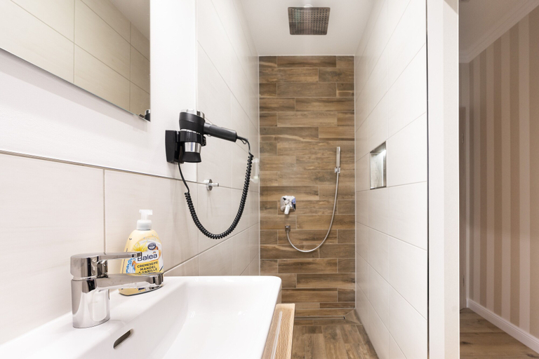Bathroom 5, Cityhotel Bernburg, Salzlandkreis