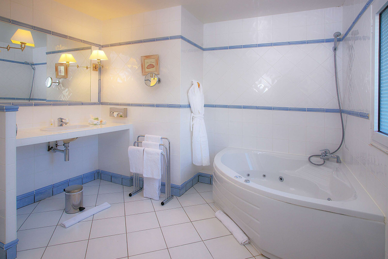 Bathroom 5, Best Western Plus Hostellerie du Vallon, Calvados