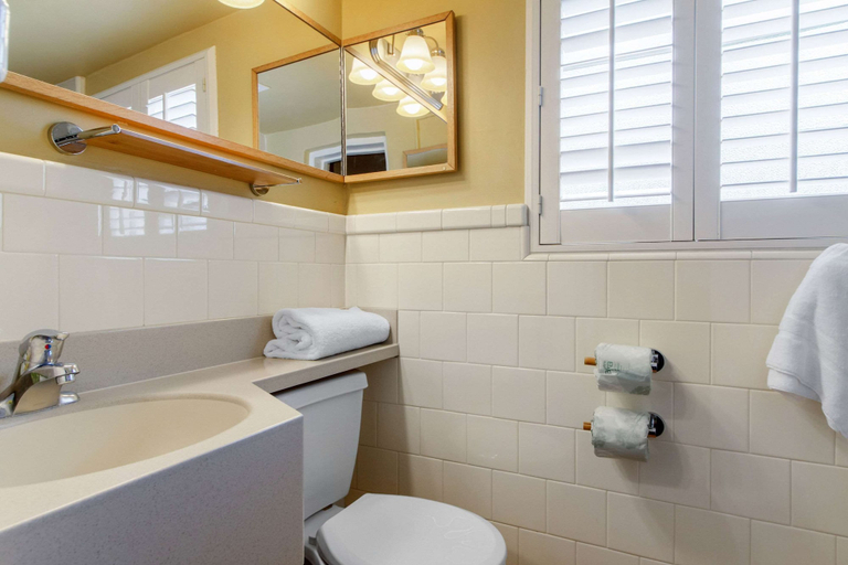 Bathroom 4, Inn Marin and Suites, an Ascend Collection Hotel, Marin