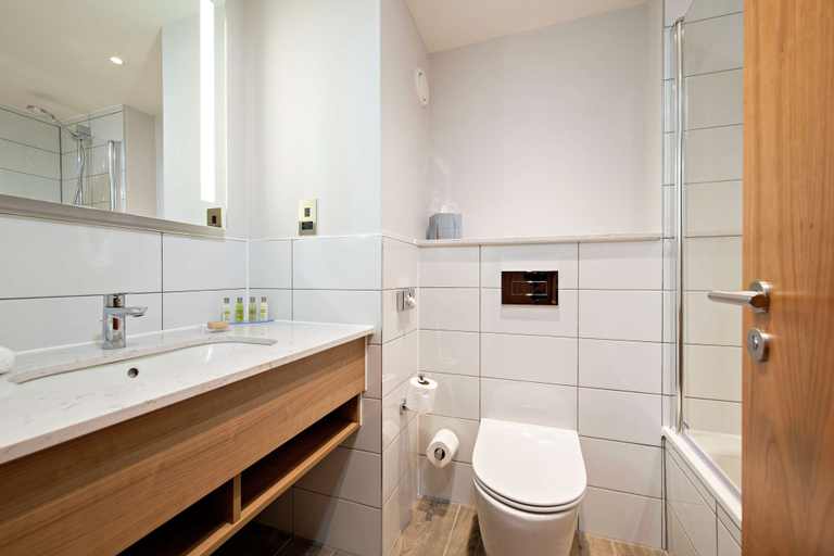 Bathroom 4, Hilton Garden Inn Abingdon Oxford, Oxfordshire