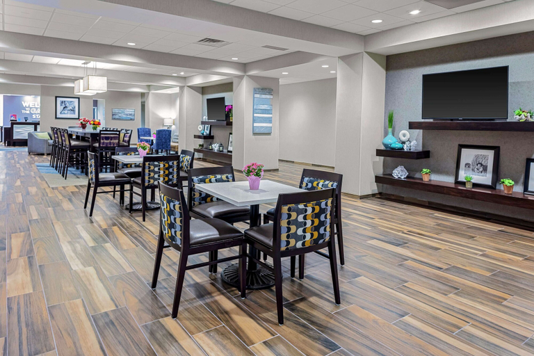 Food & Drinks 4, Hampton Inn Cranbury, Middlesex