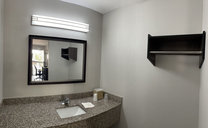 Bathroom 4, Super 8 by Wyndham Griffin, Spalding