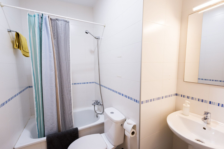 Bathroom 3, La Casa Morada - Hostel, Cádiz