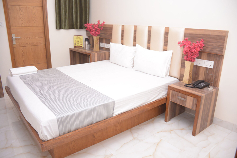 Bedroom 4, Hotel Golden Oasis Delhi, Delhi